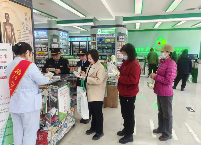 圖為當(dāng)?shù)厥忻褊x躍參與過期藥品回收活動現(xiàn)場。