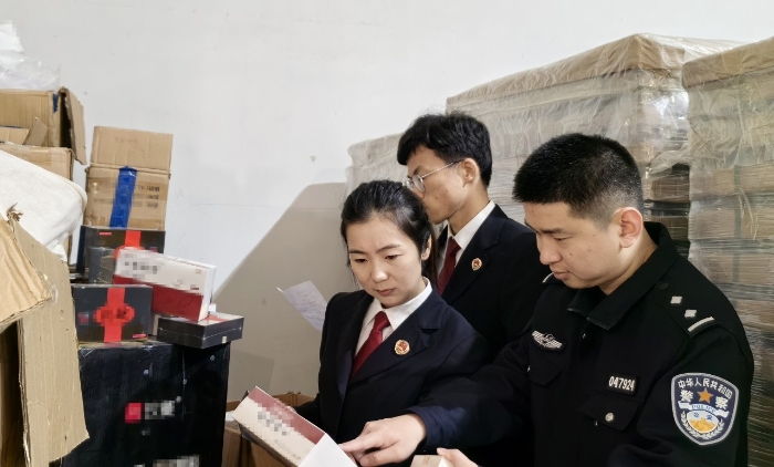 辦案人員清點涉案物品 辦案人員清點涉案物品