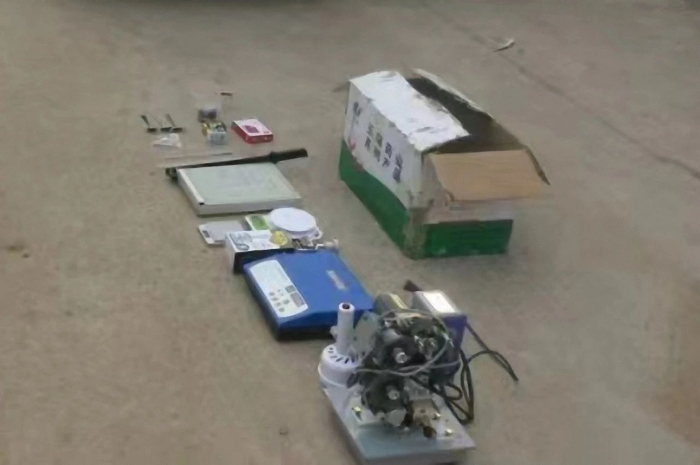 辦案人員查獲的涉案藥品制假工具 辦案人員查獲的涉案藥品制假工具