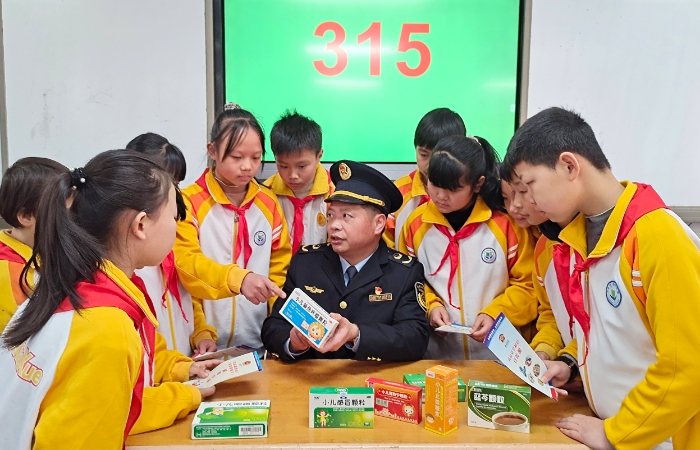 圖為3月13日，該局工作人員為小學(xué)生講解安全用藥知識(shí)。