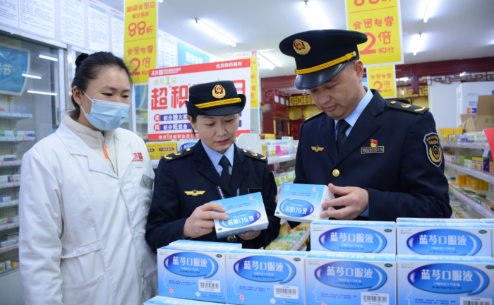 圖為該所執(zhí)法人員在一家藥店檢查春季常用藥品。