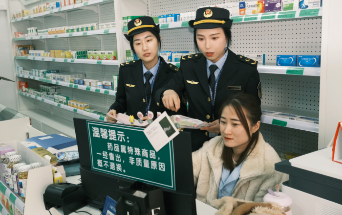 圖為3月15日，該局執(zhí)法人員在一家藥店對網(wǎng)絡(luò)銷售藥品情況進行檢查。