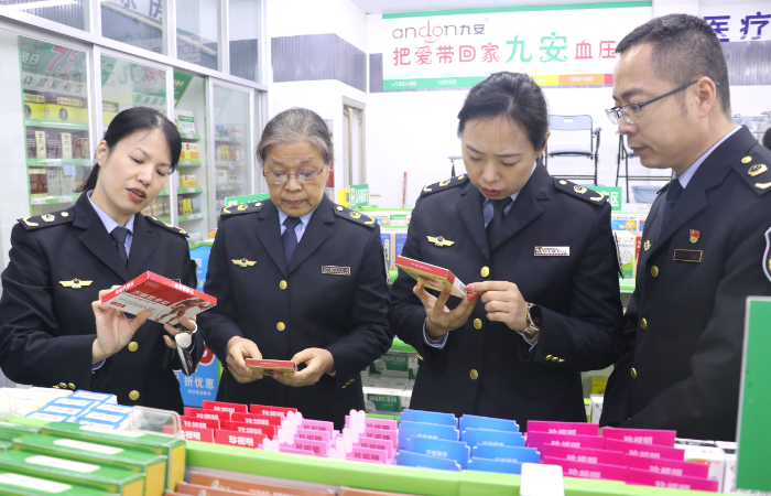 圖為該局執(zhí)法人員深入轄區(qū)藥店進行抽查。