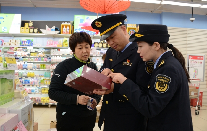 圖為執(zhí)法人員在一家化妝品店進(jìn)行檢查。