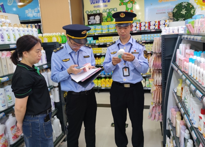 圖為執(zhí)法人員在一家超市檢查兒童化妝品標(biāo)簽標(biāo)識。