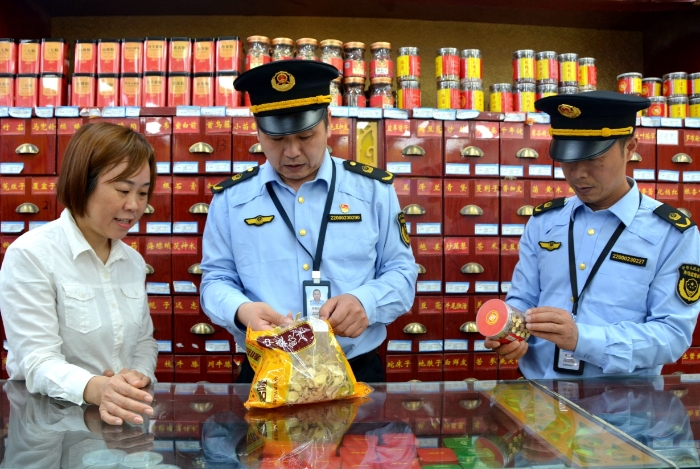 圖為4月17日，執(zhí)法人員在一家藥店現(xiàn)場(chǎng)核查中藥飲片是否存在蟲蛀、霉變等質(zhì)量問題。