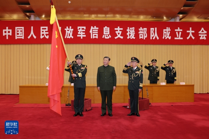 4月19日，中國人民解放軍信息支援部隊成立大會在北京八一大樓隆重舉行。中共中央總書記、國家主席、中央軍委主席習近平向信息支援部隊授予軍旗并致訓詞。這是習近平將軍旗授予信息支援部隊司令員畢毅、政治委員李偉。新華社記者 李剛 攝