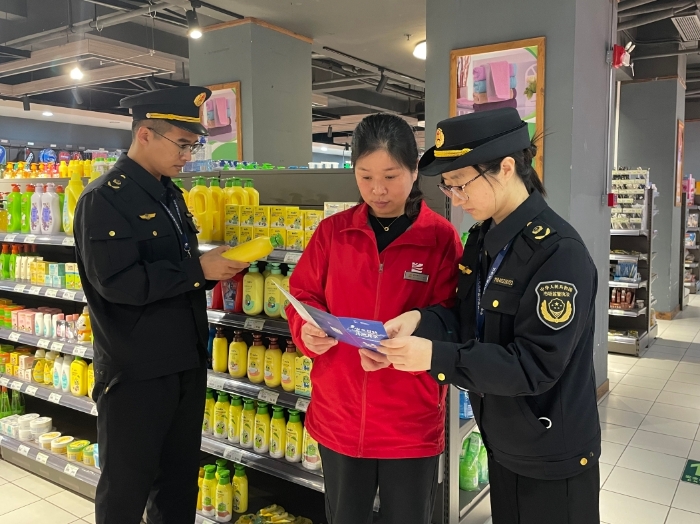 圖為執(zhí)法人員對在售的兒童化妝品進行檢查。