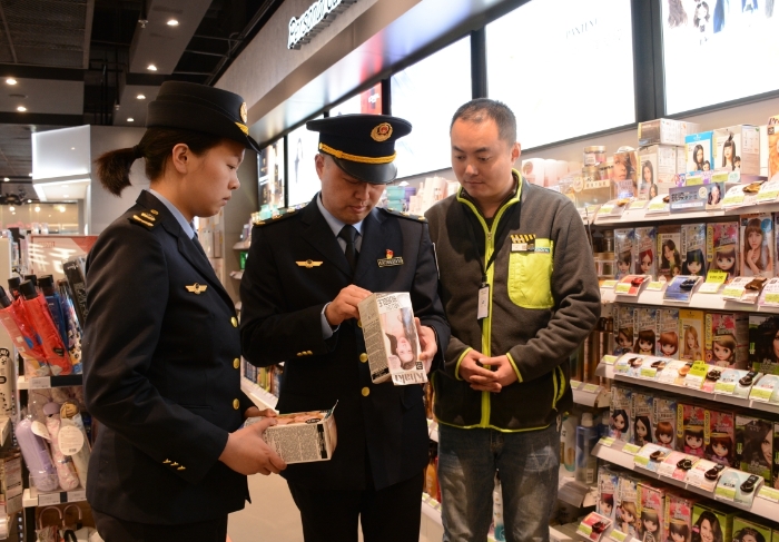 圖為執(zhí)法人員在一家化妝品店檢查染發(fā)類特殊化妝品。