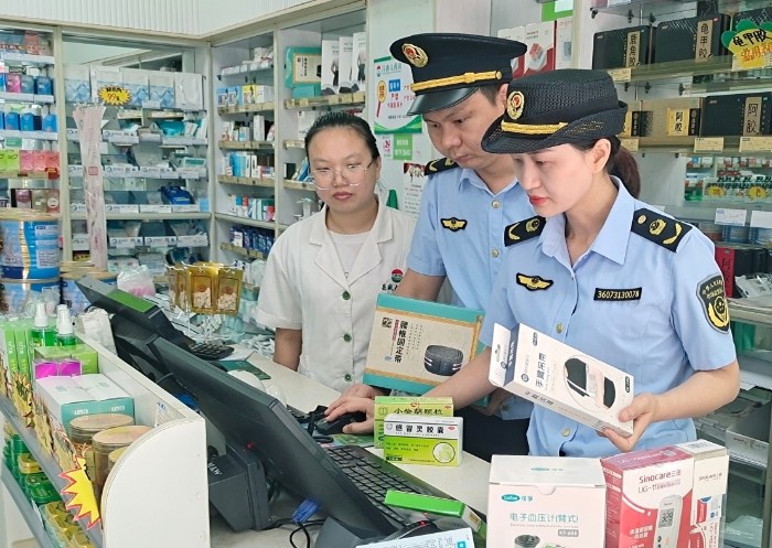 圖為執(zhí)法人員在轄區(qū)內(nèi)藥店檢查藥械化質(zhì)量。