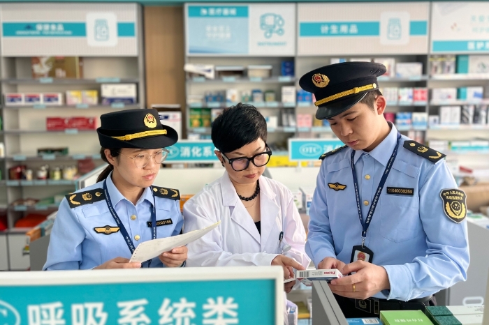 圖為該局執(zhí)法人員正在一家藥店對其經(jīng)銷的藥品進(jìn)行仔細(xì)核查相關(guān)信息。