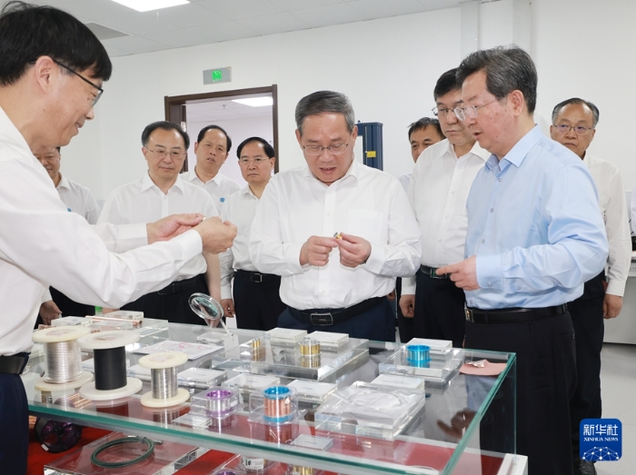 5月22日至23日，中共中央政治局常委、國務(wù)院總理李強(qiáng)在河南調(diào)研。這是5月22日，李強(qiáng)在中原科技城河南省科學(xué)院調(diào)研。新華社記者 王曄 攝