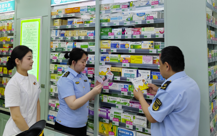 圖為:吉林省公主嶺市“六一”兒童節(jié)前開展兒童藥品檢查  王志軍攝 18843471295 圖為:吉林省公主嶺市“六一”兒童節(jié)前開展兒童藥品檢查  王志軍攝 18843471295