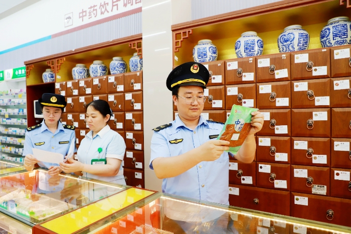 圖為5月29日，該局執(zhí)法人員對一家零售藥店的中藥飲片進(jìn)行質(zhì)量抽檢。