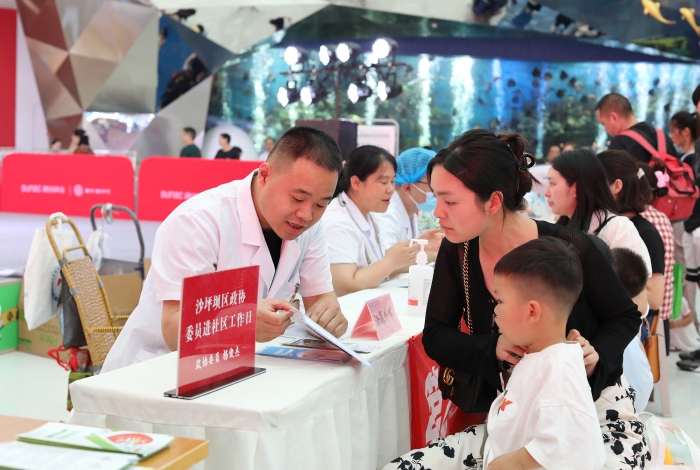 6月1日，重慶市沙坪壩區(qū)土主街道文廣社區(qū)，沙坪壩區(qū)政協(xié)委員楊俊杰（左一）群眾義診。