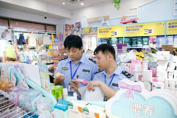 圖為該局執(zhí)法人員在一家母嬰用品店檢查兒童化妝品。（何正君 攝）