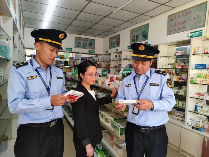 圖為6月5日，該局執(zhí)法人員在一家藥品零售企業(yè)檢查藥品質(zhì)量。（鄢國卿 攝）