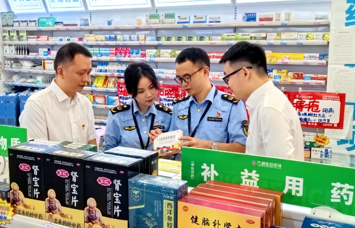圖為涪陵區(qū)市場監(jiān)管局馬鞍街道執(zhí)法人員在一家藥店檢查藥品有效期。（文光輝 攝）