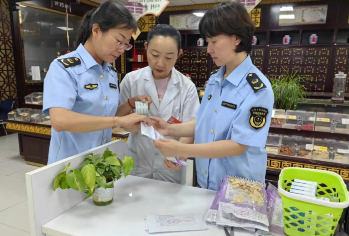 圖為該局執(zhí)法人員在一家藥店開展抽檢。