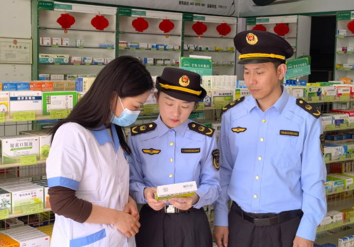 圖為該所執(zhí)法人員在一家藥店檢查藥品安全。