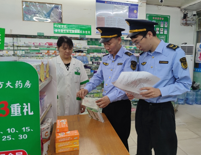 圖為6月13日，該局工作人員在一家藥品零售企業(yè)抽檢藥品。