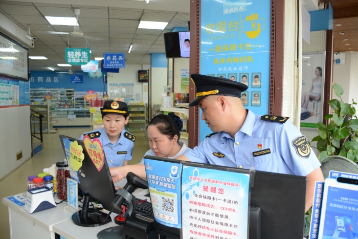 圖為執(zhí)法人員在一家零售藥店檢查藥品網(wǎng)絡(luò)銷售情況。