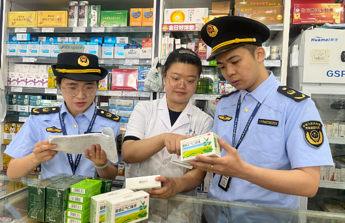 圖為該局執(zhí)法人員在一家藥店對藥品經(jīng)銷情況進(jìn)行全面核查。