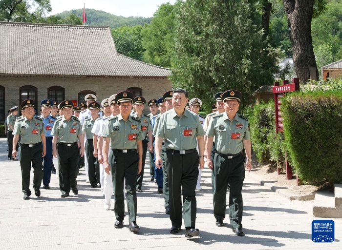 6月17日至19日，中央軍委政治工作會議在陜西延安召開。中共中央總書記、國家主席、中央軍委主席習近平出席會議并發(fā)表重要講話。這是17日下午，習近平帶領軍委一班人和各部門各單位主要負責同志瞻仰王家坪革命舊址。新華社記者 李剛 攝