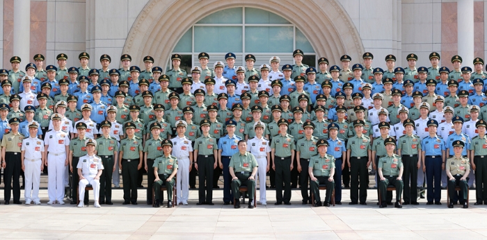 6月17日至19日，中央軍委政治工作會議在陜西延安召開。中共中央總書記、國家主席、中央軍委主席習近平出席會議并發(fā)表重要講話。這是17日下午，習近平親切接見會議全體代表。新華社記者 李剛 攝