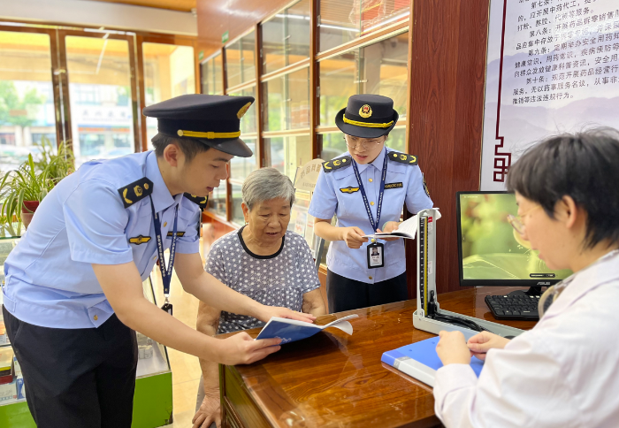 圖為該局工作人員在一家藥店內(nèi)開展民生藥事服務指導工作。