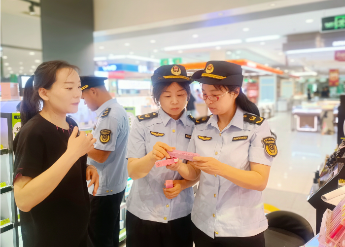 圖為該局執(zhí)法人員對(duì)被抽樣單位實(shí)施監(jiān)督檢查。