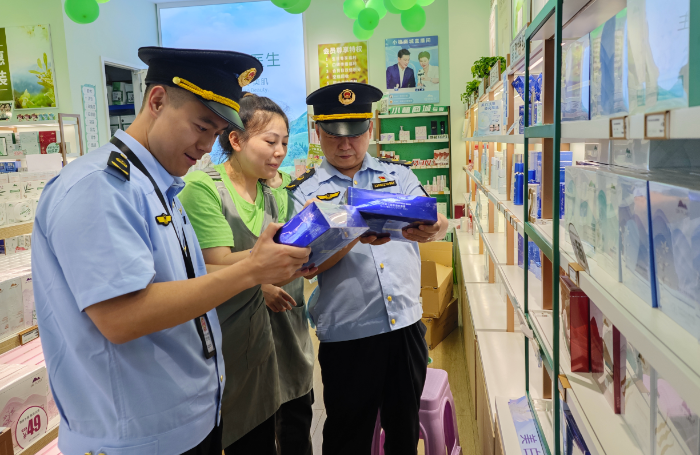圖為6月21日，該局執(zhí)法人員在一家專賣店檢查化妝品。