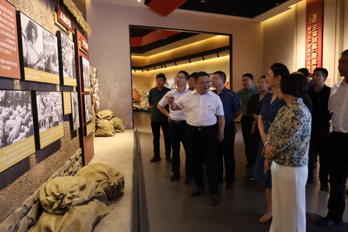 圖為第五分局黨員在沂蒙精神厲家寨展覽館參觀學(xué)習(xí)。趙蘭芳 攝