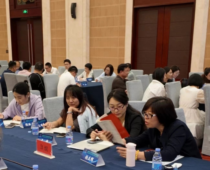 圖為交流座談環(huán)節(jié)，學(xué)員們紛紛分享此次培訓(xùn)的心得體會(huì)。（殷芝 攝）