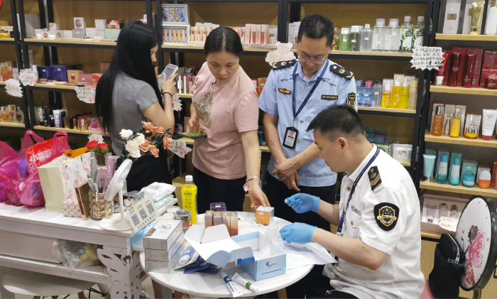 圖為抽樣人員在一家商店對(duì)化妝品進(jìn)行快檢。（李方攝）