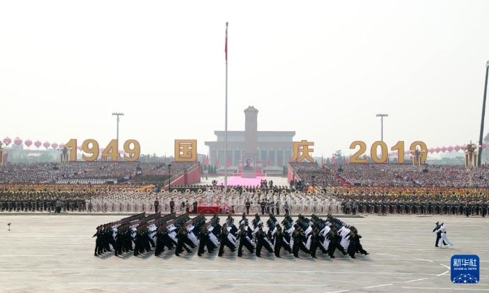 1 2019年10月1日上午，慶祝中華人民共和國(guó)成立70周年大會(huì)在北京天安門廣場(chǎng)隆重舉行。這是領(lǐng)導(dǎo)指揮方隊(duì)接受檢閱。新華社記者 龐興雷 攝