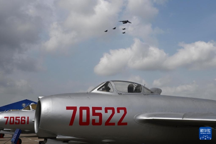 在空軍航空開(kāi)放活動(dòng)·長(zhǎng)春航空展上，運(yùn)油-20和殲-20、殲-16加油編隊(duì)從米格-15飛機(jī)上空飛過(guò)（2023年7月29日攝）。新華社發(fā)（余紅春 攝）