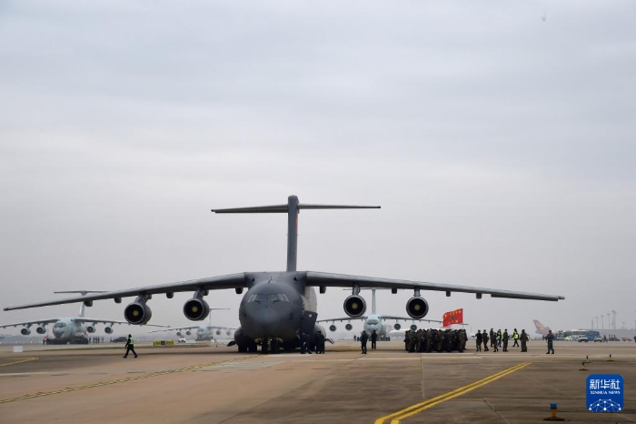 空軍出動(dòng)3型11架運(yùn)輸機(jī)多地同步向武漢空運(yùn)醫(yī)療隊(duì)員（2020年2月13日攝）。新華社記者 黎云 攝