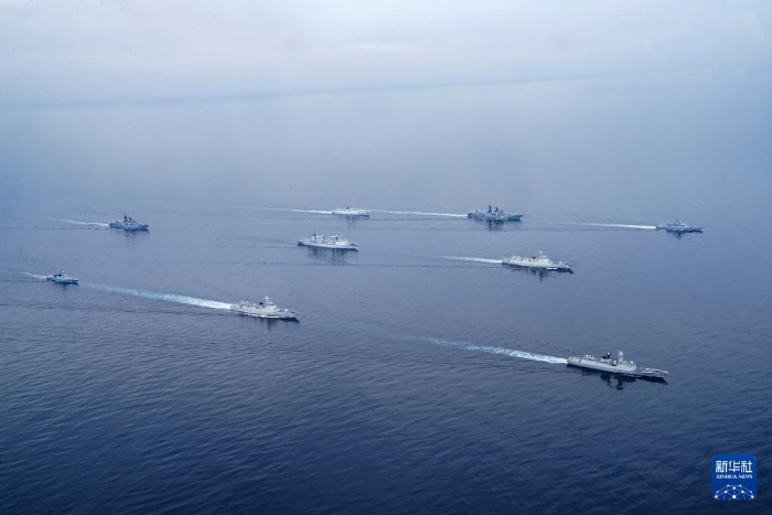 2023年7月20日，在日本海某海域進(jìn)行的“北部·聯(lián)合-2023”演習(xí)中，中俄參演艦艇編隊(duì)開(kāi)展海空護(hù)航演練。新華社發(fā)（劉丹 攝）