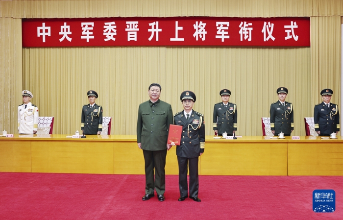 7月9日，中央軍委晉升上將軍銜儀式在北京八一大樓舉行。中央軍委主席習近平向晉升上將軍銜的中央軍委政治工作部常務副主任何宏軍頒發(fā)命令狀。新華社記者 李剛 攝