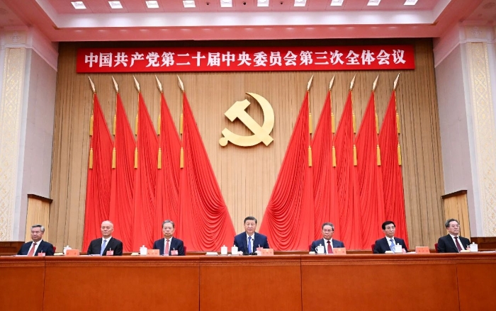 中國(guó)共產(chǎn)黨第二十屆中央委員會(huì)第三次全體會(huì)議，于2024年7月15日至18日在北京舉行。這是習(xí)近平、李強(qiáng)、趙樂際、王滬寧、蔡奇、丁薛祥、李希等在主席臺(tái)上。新華社記者 謝環(huán)馳 攝