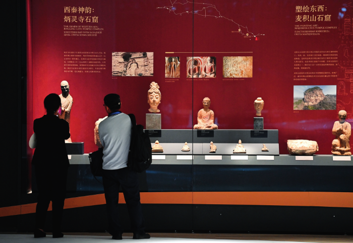 在陜西歷史博物館秦漢館，觀眾參觀“從長安出發(fā)：絲路申遺成功十周年主題展”（2024年5月18日攝）姜克紅攝 / 本刊