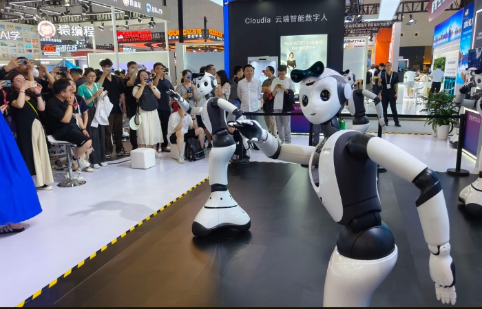 2024年7月5日，在上海舉行的2024世界人工智能大會上，一家人工智能公司推出的“具身智能本體”跳舞機器人，吸引觀眾前來參觀。新華社記者 黃曉勇 攝