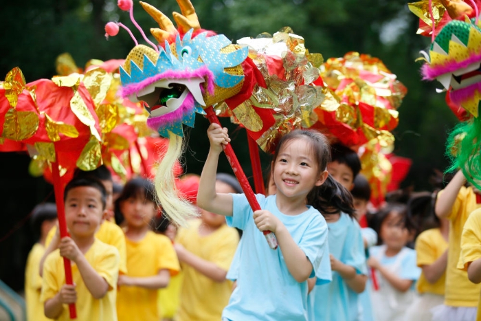 2024年5月30日，浙江省溫嶺市中心幼兒園的小朋友在舞龍。新華社發(fā)（周學(xué)軍 攝）