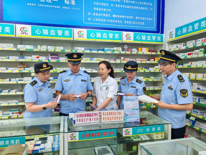圖為聯(lián)合檢查組執(zhí)法人員在藥店檢查藥品經(jīng)營情況。