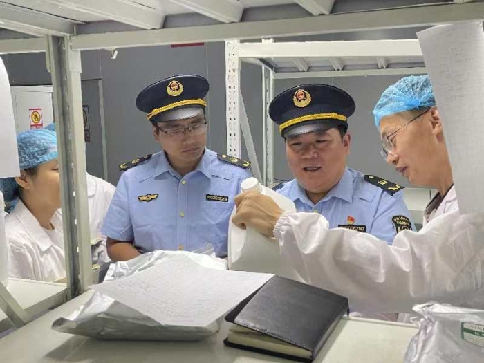 圖為第五分局執(zhí)法人員在生產(chǎn)企業(yè)檢查染發(fā)類化妝品。