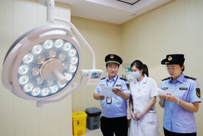 圖為8月7日，該局監(jiān)管人員在一家醫(yī)療美容機(jī)構(gòu)檢查醫(yī)療器械。
