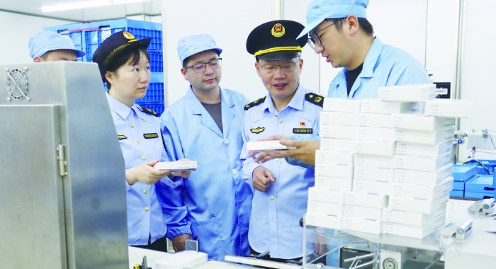 圖為仙居縣藥品檢查員對浙江豐安生物制藥有限公司新生產(chǎn)線開展GMP符合性現(xiàn)場指導(dǎo)。