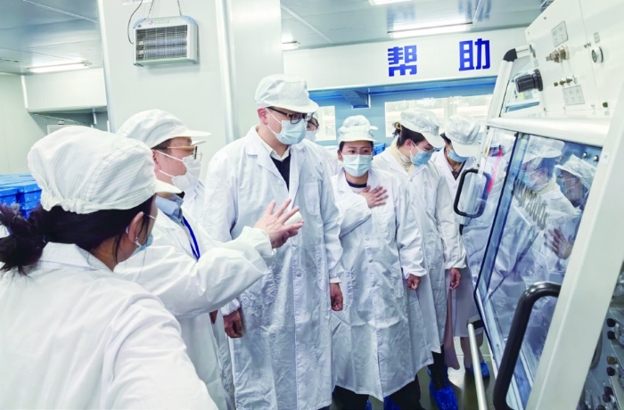 圖為2024年浙江省化妝品職業(yè)檢查“尖兵領(lǐng)航”工程組織檢查員在牙膏生產(chǎn)企業(yè)開展實訓(xùn)。 浙江省藥監(jiān)局供圖