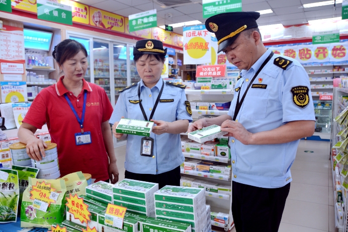 圖為8月12日，該局執(zhí)法人員在一家藥店檢查藥品質(zhì)量。